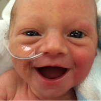 La sonrisa de una bebé prematura a los cinco días de nacer que dio esperanza a cientos de padres