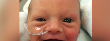 La sonrisa de una bebé prematura a los cinco días de nacer que da esperanza a cientos de padres