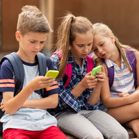 Los adolescentes españoles pasan más horas al año conectados a internet que en clase