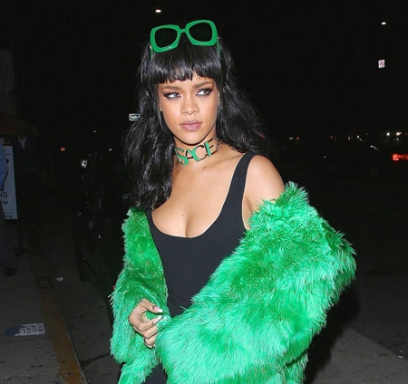 ¿Piensa en Rihanna? El verde invade de manera vulgar a la cantante de Barbados
