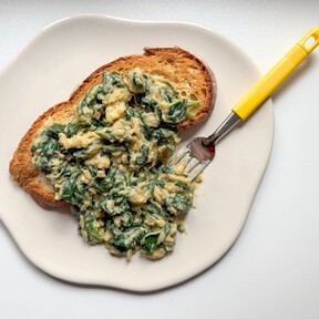 Revuelto de espinaca, la receta súper fácil que te puede salvar el almuerzo o la cena en 10 minutos