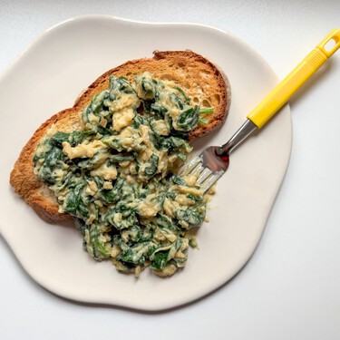 Revuelto de espinaca, la receta súper fácil que te puede salvar el almuerzo o la cena en 10 minutos