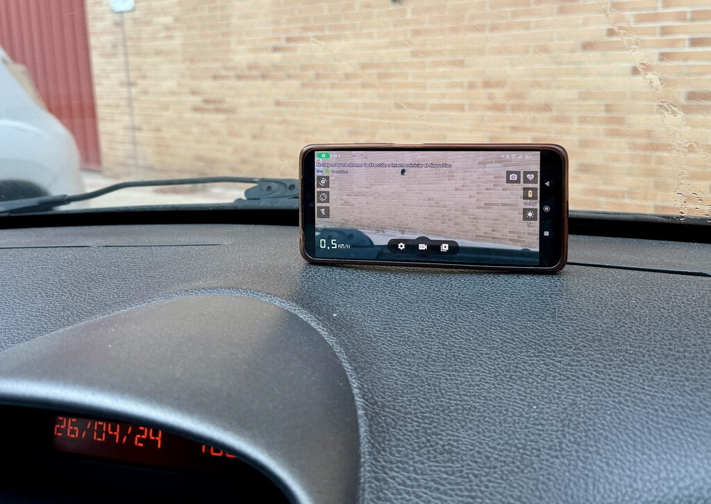 Tu viejo Android puede ser el accesorio perfecto para tu coche. Así puedes convertirlo en una cámara para el salpicadero 