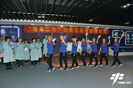 Voluntários do Dixing-2 durante o experimento de 2019 conduzido pelo programa espacial tripulado chinês