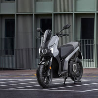 SEAT lanza su scooter eléctrico más barato: menos potencia, más autonomía y 600 euros más barata