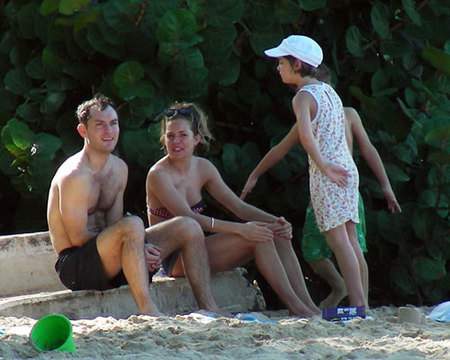 Sienna Miller y Jude Law se van de vacaciones a la playa por Navidad
