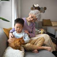Primero fueron las parejas, ahora los adultos mayores: en Japón ya puedes alquilar una abuelita que cocina, limpia y te hace compañía 