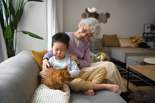Vista Frontal Feliz Familia Japonesa Con Gato 1