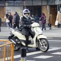 ¿Dónde puedo colocar la pegatina de la DGT en mi moto ahora que en Madrid será obligatoria?