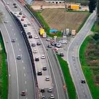 En Suiza pueden reasfaltar carreteras sin cortar el tráfico. No es magia, es un puente móvil que lleva los coches por encima de las obras