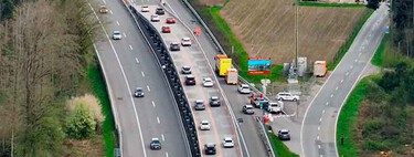En Suiza pueden reasfaltar carreteras sin cortar el tráfico. No es magia, es un puente móvil que lleva los coches por encima de las obras