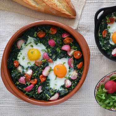 Todas las semanas hago espinacas con huevos de esta manera: es sencillo, está riquísimo y es una cena rápida en una sola sartén 
