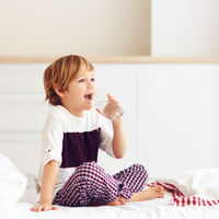 Cuento, pis, agua, beso… cuando tu hijo da vueltas para irse a dormir (y qué puedes hacer para ayudarle)