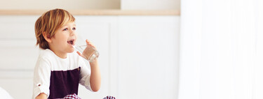 Cuento, pis, agua, beso… cuando tu hijo da vueltas para irse a dormir (y qué puedes hacer para ayudarle)