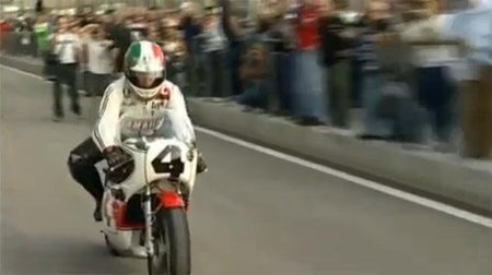 Giacomo Agostini y Kenny Roberts juntos en la pista