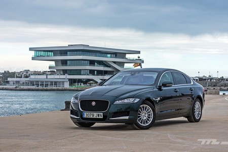 Probamos el Jaguar XF, la lujosa y confortable berlina británica sin miedo a la tríada alemana