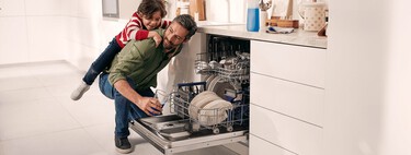 Toda la vida enjuagando los platos antes de meterlos en el lavavajillas y resulta que lo estaba haciendo mal. Estos son los motivos