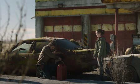 'The Last Of Us': Joel extrae gasolina de un coche abandonado