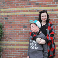 ¡Que locura! Su hijo ya no quiere que le abrace y ella se teje una versión achuchable de él