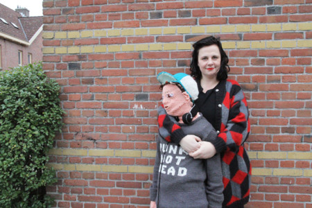 ¡Que locura! Su hijo ya no quiere que le abrace y ella se teje una versión achuchable de él