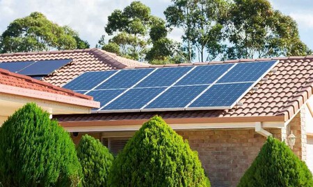 Paneles solares en una vivienda unifamiliar