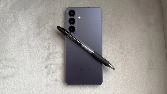 Samsung Galaxy y un bolígrafo
