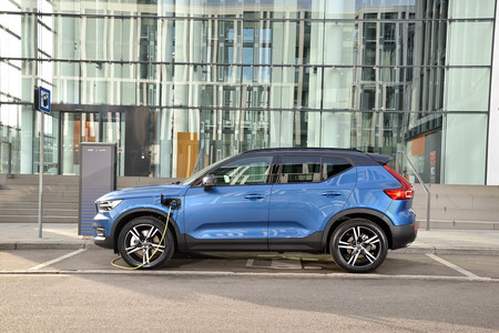 Las ayudas a la compra del Renove para coches híbridos enchufables serán menores que las de los eléctricos: hasta 2.600 euros