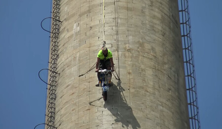 Recorrer con una Vespa los 110 metros verticales de una chimenea industrial es posible, y da para récord Guinness