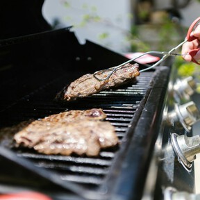 Leroy Merlin tiene en oferta la barbacoa de gas ideal para jardines o terrazas pequeños y familias grandes 