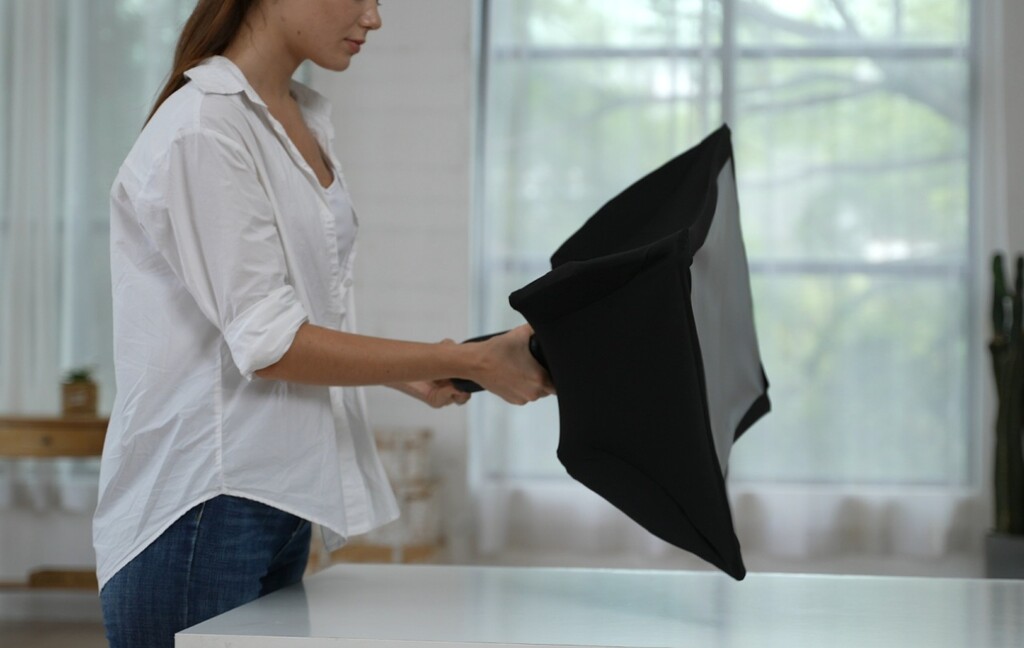 Parece un paraguas pero es Splay, un proyector Full-HD de hasta 80 pulgadas que además es un monitor portátil de 24 pulgadas