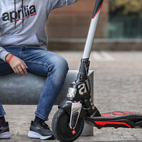 Barcelona regula el patinete eléctrico: obligará a llevar casco, luces, timbre y a tener un seguro