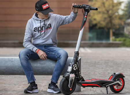 Barcelona regula el patinete eléctrico: obligará a llevar casco, luces, timbre y a tener un seguro
