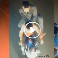 Asaltando un autobús en marcha desde una moto para robar las maletas al estilo 'Fast and Furious'