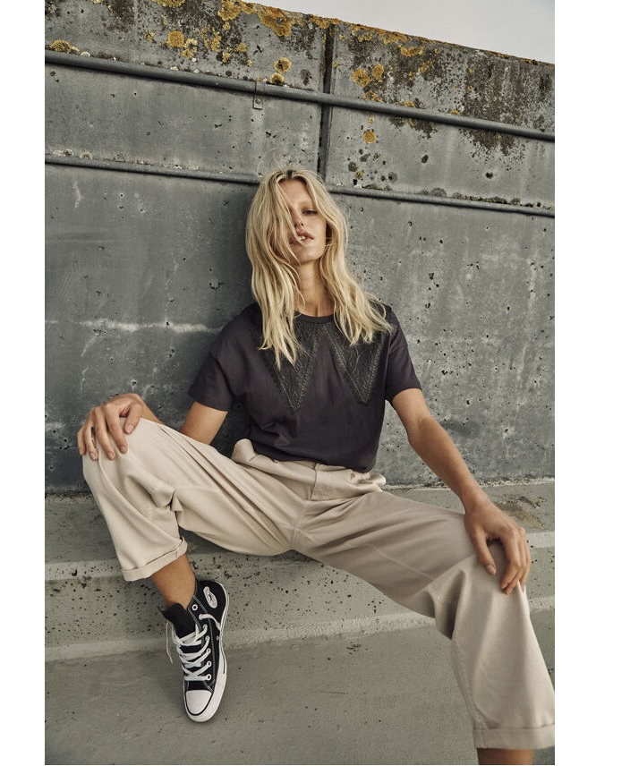 Pantalón ancho en tono beige