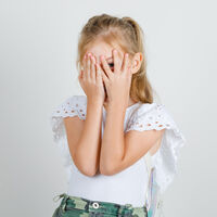 Los niños pueden ser tímidos como parte de su personalidad, pero también en momentos puntuales: por qué no debemos etiquetarlos 