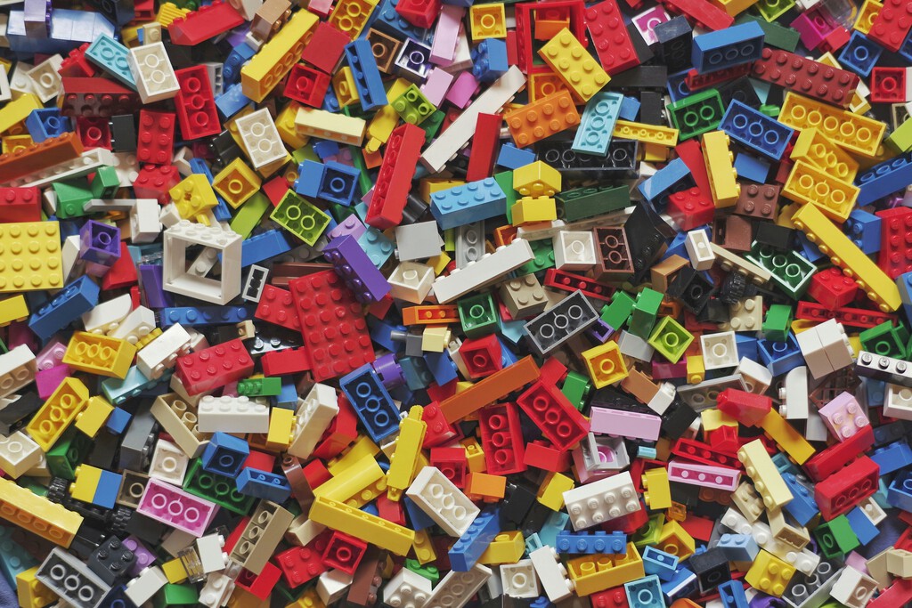 Un empleado de LEGO enseña lo que recibió por su cuarto aniversario en la empresa: es un ladrillo casi imposible de conseguir
