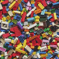 Un empleado de LEGO enseña lo que recibió por su cuarto aniversario en la empresa: es un ladrillo casi imposible de conseguir