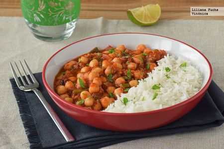 Garbanzos en salsa picante de chipotle en adobo con soja. Receta saludable