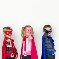 Los niños que se disfrazan de superhéroes mientras realizan una tarea, se concentran más y trabajan mejor, según un estudio