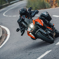 Cómo trazar bien una curva en moto: un trabajo de culo y caderas