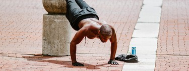 Flexiones haciendo el pino: así puedes ganar fuerza siguiendo estos niveles y conseguir este clásico de calistenia