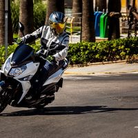 Finalmente sí: Las motos podrán aparcar en las aceras de Madrid