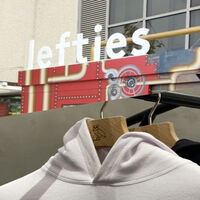 Lefties liquida por menos de 4 euros la sudadera que en Zara cuesta bastante más 