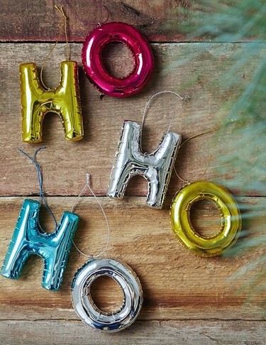 ¿Buscas algo original para tu árbol de Navidad? Mira estos pequeños globos con forma de letra