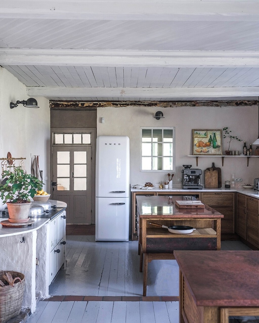 Una mujer compra un frigorífico por 800 euros y la empresa de instalación le cobra más de la mitad: la realidad detrás del sobrecoste de los servicios técnicos 