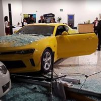 Dolorpasión™: menor de edad choca un Camaro 2017 en el interior de una agencia del Estado de México