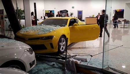Dolorpasión™: menor de edad choca un Camaro 2017 en el interior de una agencia del Estado de México