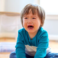 "No llores, que pareces un bebé": las consecuencias de negar el llanto de tu hijo mediante esta frase tóxica