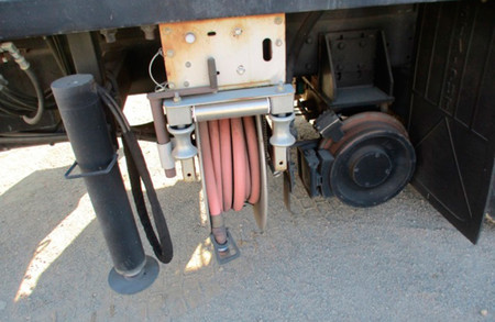 Este camión táctico militar puede ir por las vías del tren, tiene grúa y equipo antiicendios, y apunta a ser una ganga