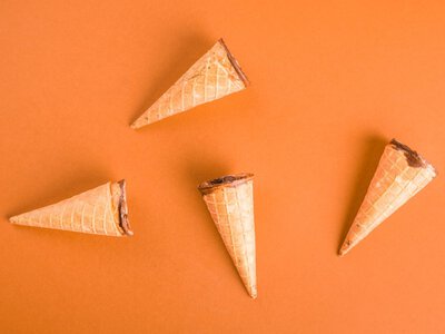El extremo de chocolate de los conos de helado no está solo para que te lo comas: tiene un sentido industrial 
